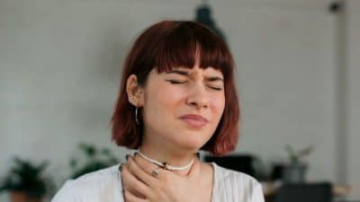 Dites adieu aux maux de gorge grâce aux 5 astuces de grand-mère qui ne se trompent jamais