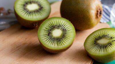 Comment le kiwi, riche en collagène et anti-inflammatoire, peut soulager votre mal de dos