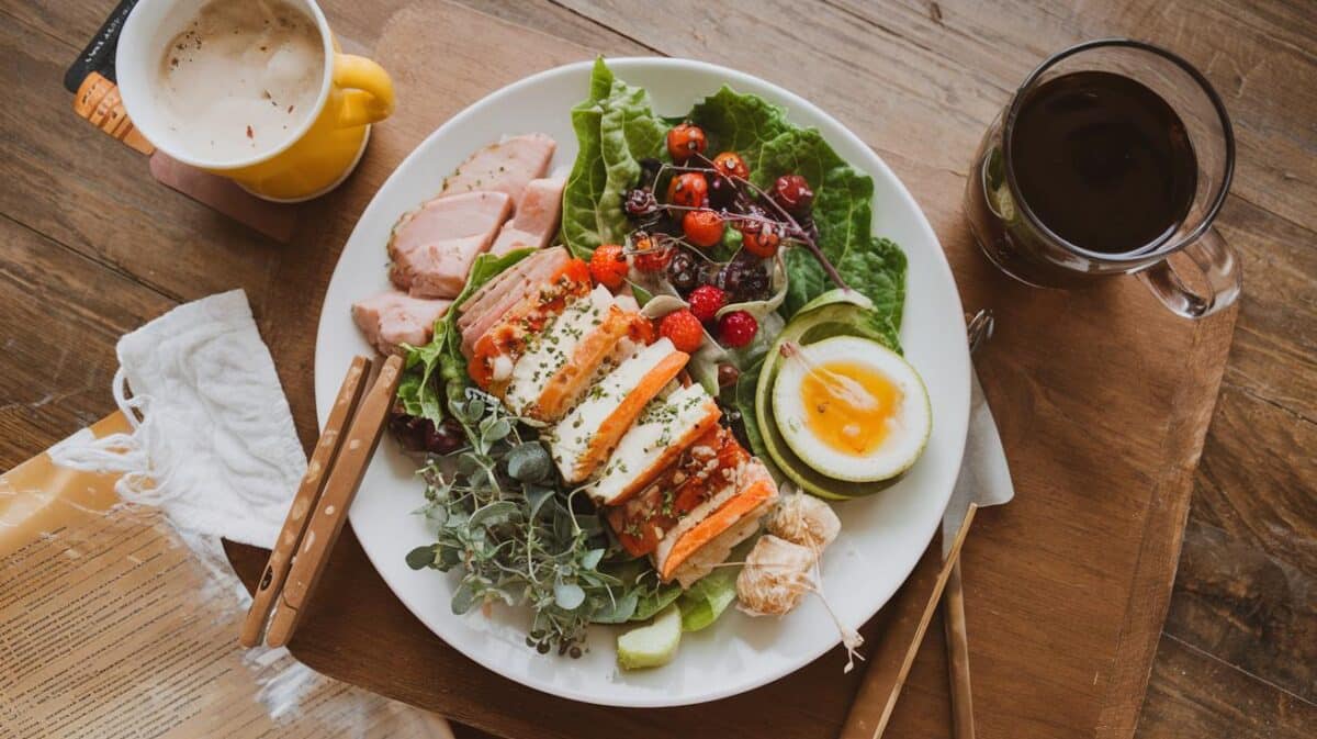 Est-il nécessaire de maintenir trois repas par jour pour une santé optimale ? Un expert nous éclaire